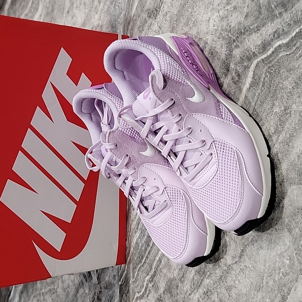 NWB Women's size 7 Nike Air Max Excee sneakers